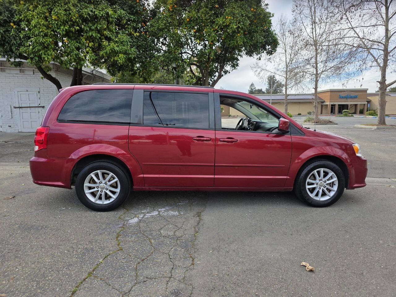Used 2015 Dodge Grand Caravan SXT image 2