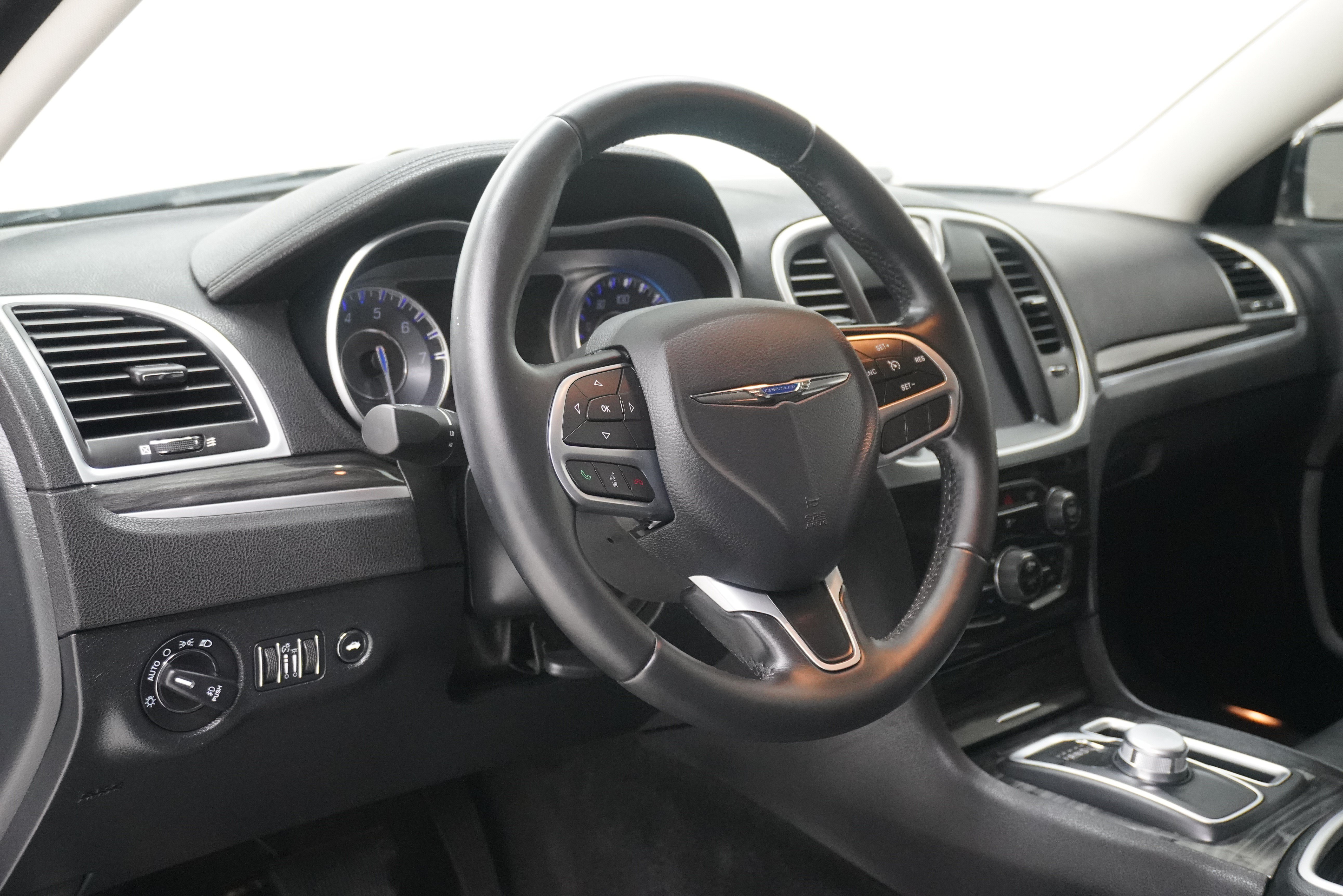 Used 2017 Chrysler 300 Limited w/ Driver Convenience Group RWD image 10