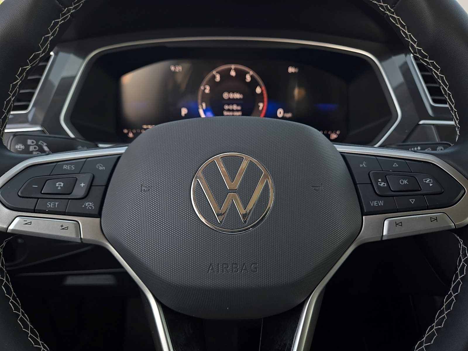 Used 2024 Volkswagen Tiguan SE w/ Panoramic Sunroof Package FWD image 20