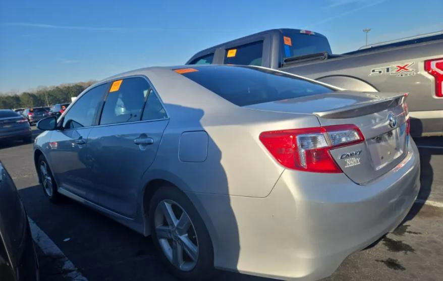 Used 2014 Toyota Camry SE image 4