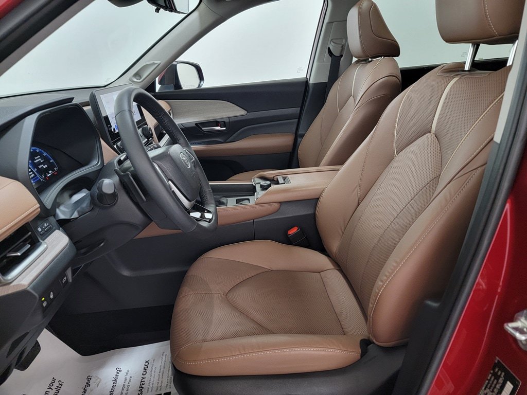 Certified 2025 Toyota Grand Highlander AWD image 14