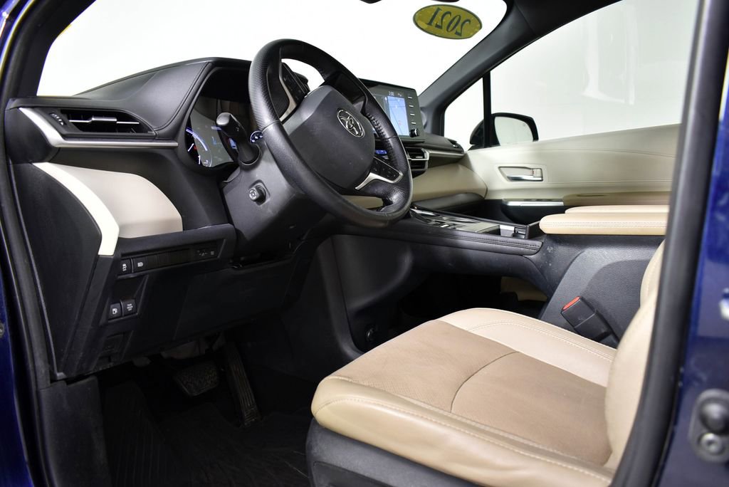 Used 2021 Toyota Sienna Limited image 15