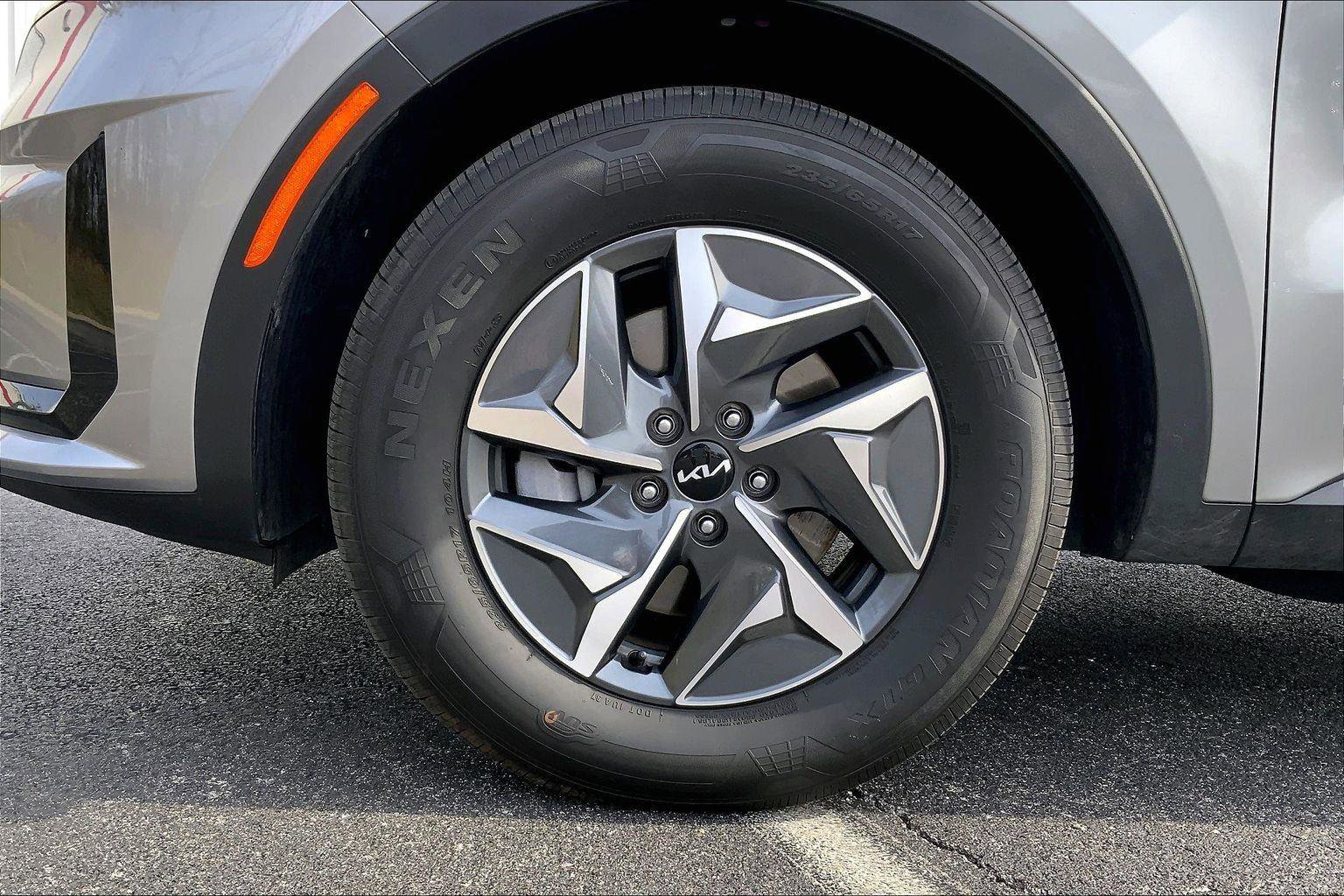 Used 2024 Kia Sorento EX w/ Panoramic Sunroof Package image 8