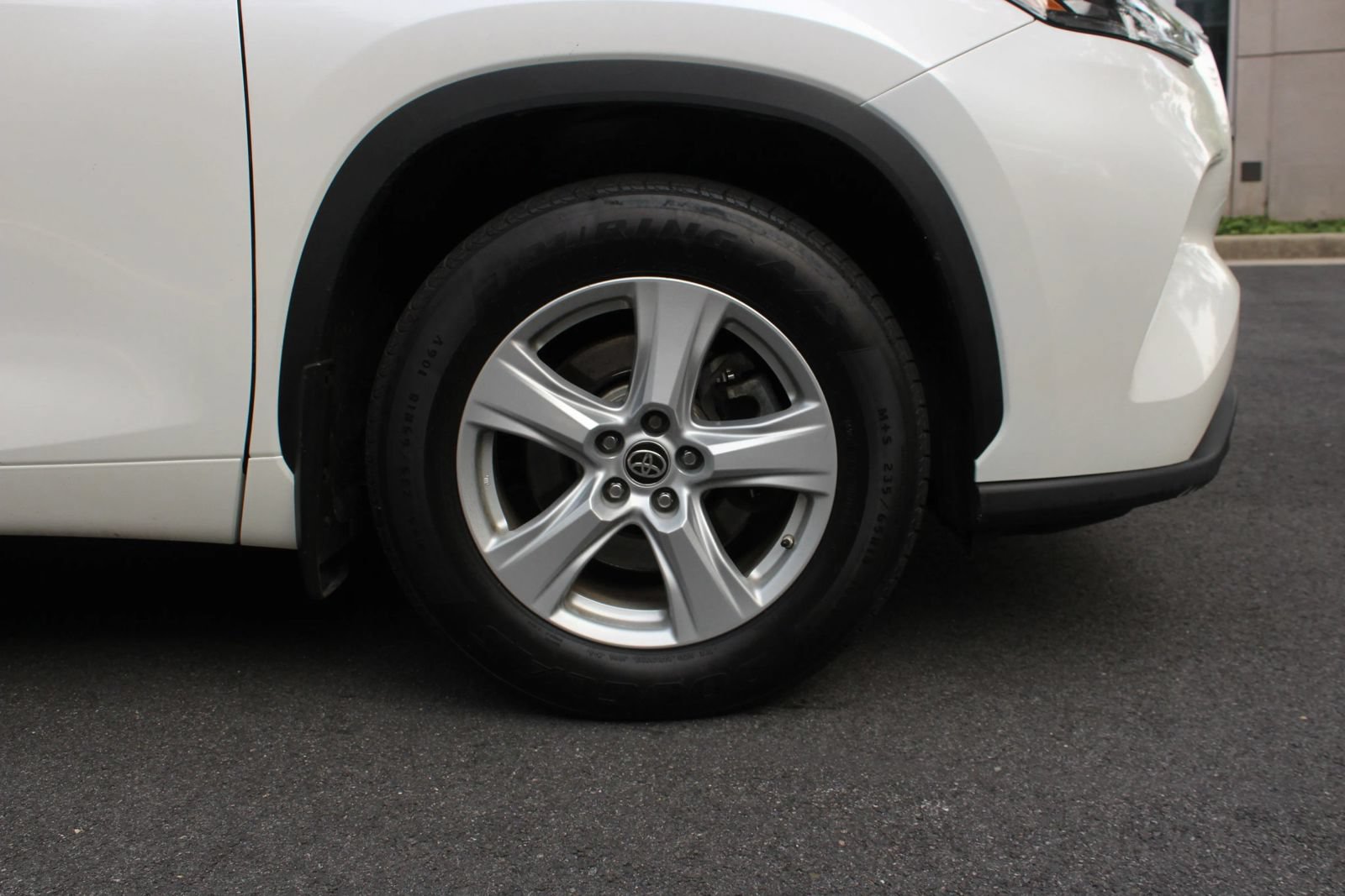 Used 2020 Toyota Highlander L AWD/4WD image 4