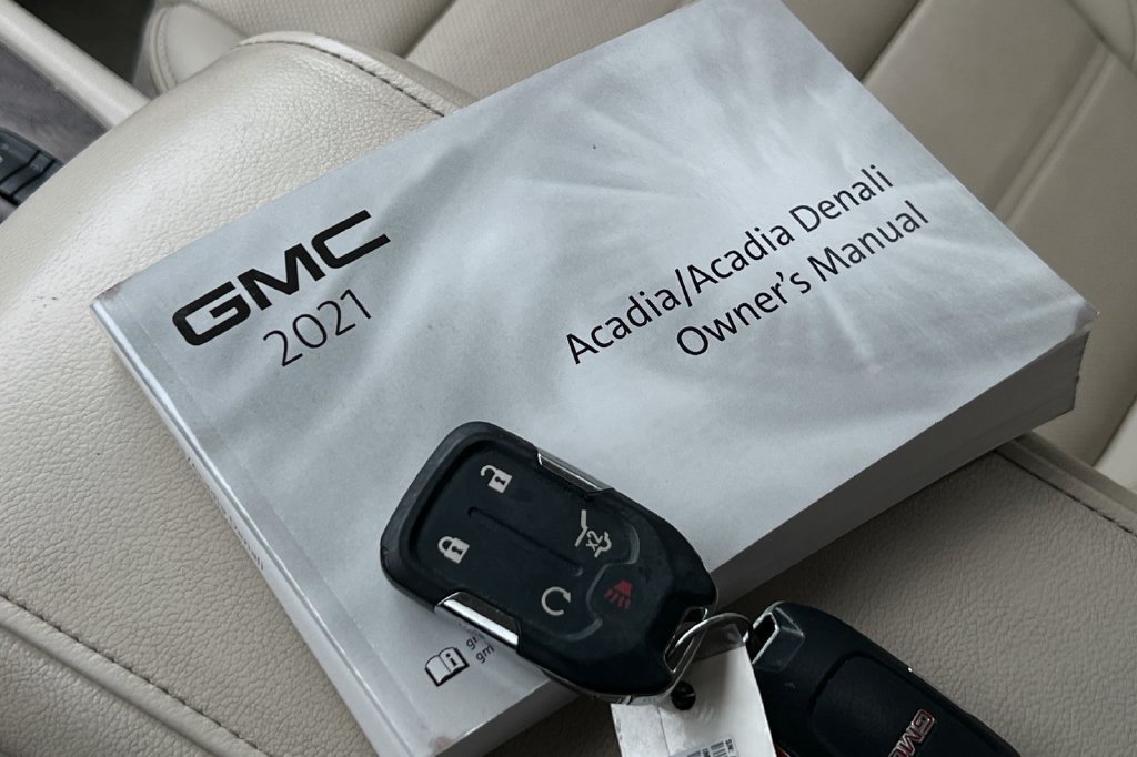 Used 2021 GMC Acadia Denali w/ Denali Technology Package FWD image 12