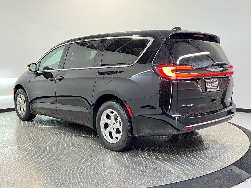 Used 2024 Chrysler Pacifica Limited image 5