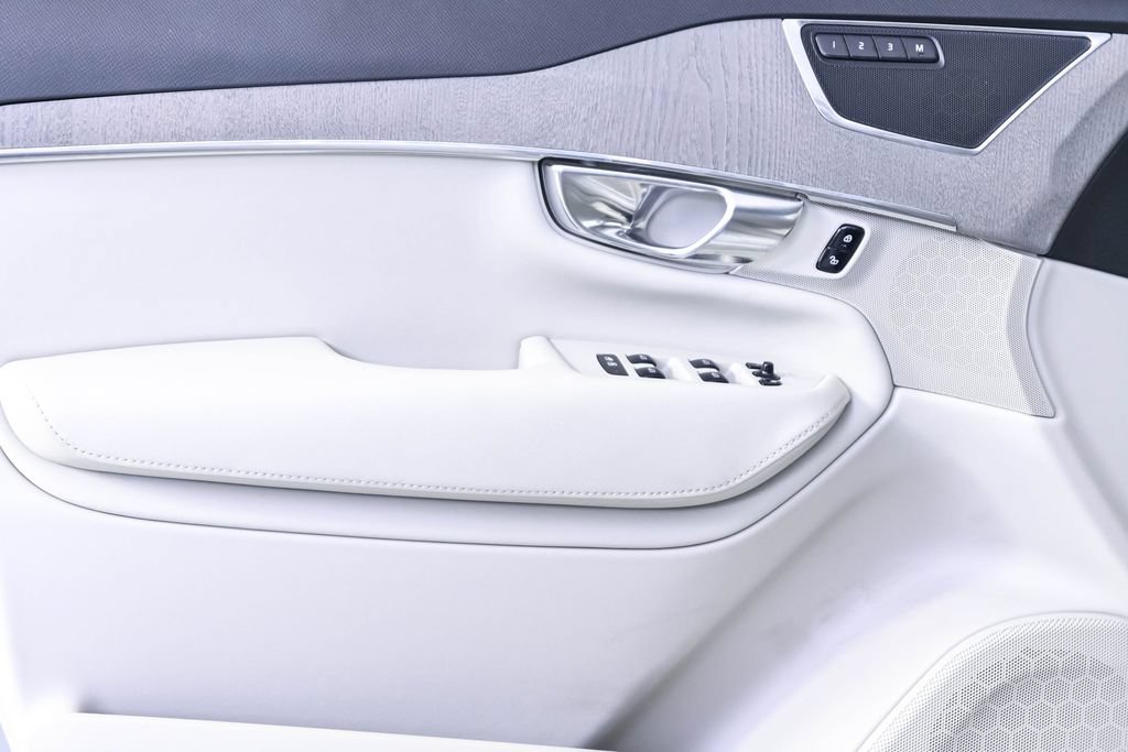 Certified 2025 Volvo XC90 T8 Core w/ Protection Package AWD/4WD image 8