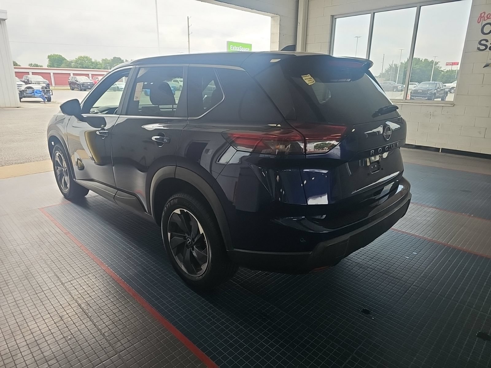 Used 2025 Nissan Rogue SV FWD image 4