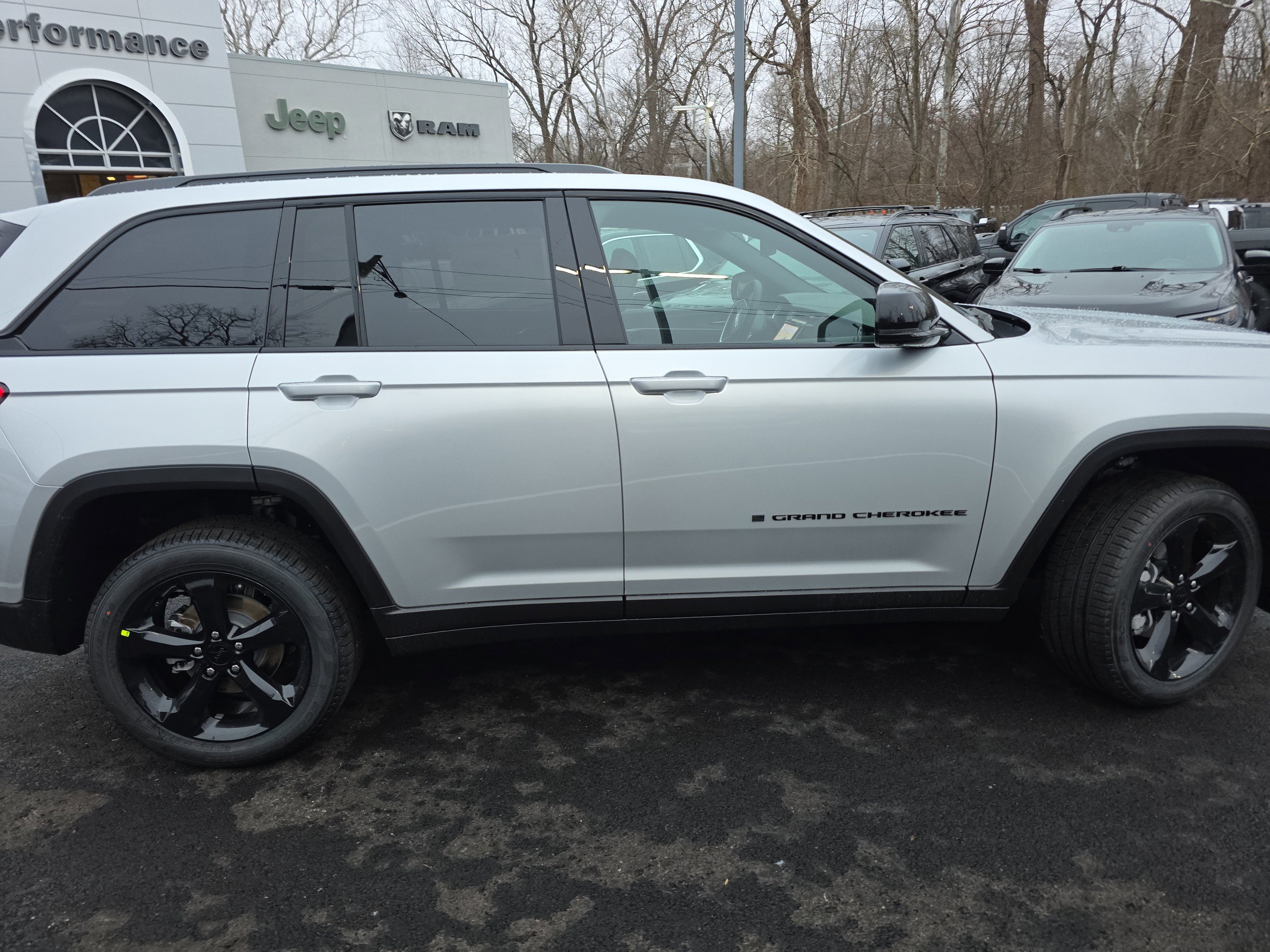 New 2025 Jeep Grand Cherokee Limited w/ Luxury Tech Group II image 25