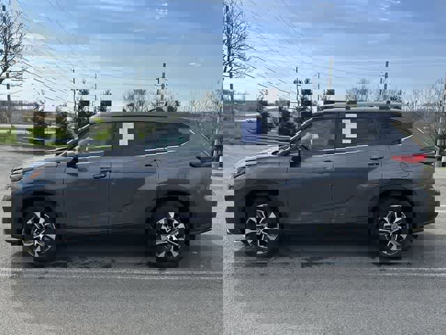 Used 2023 Toyota Highlander XLE image 2