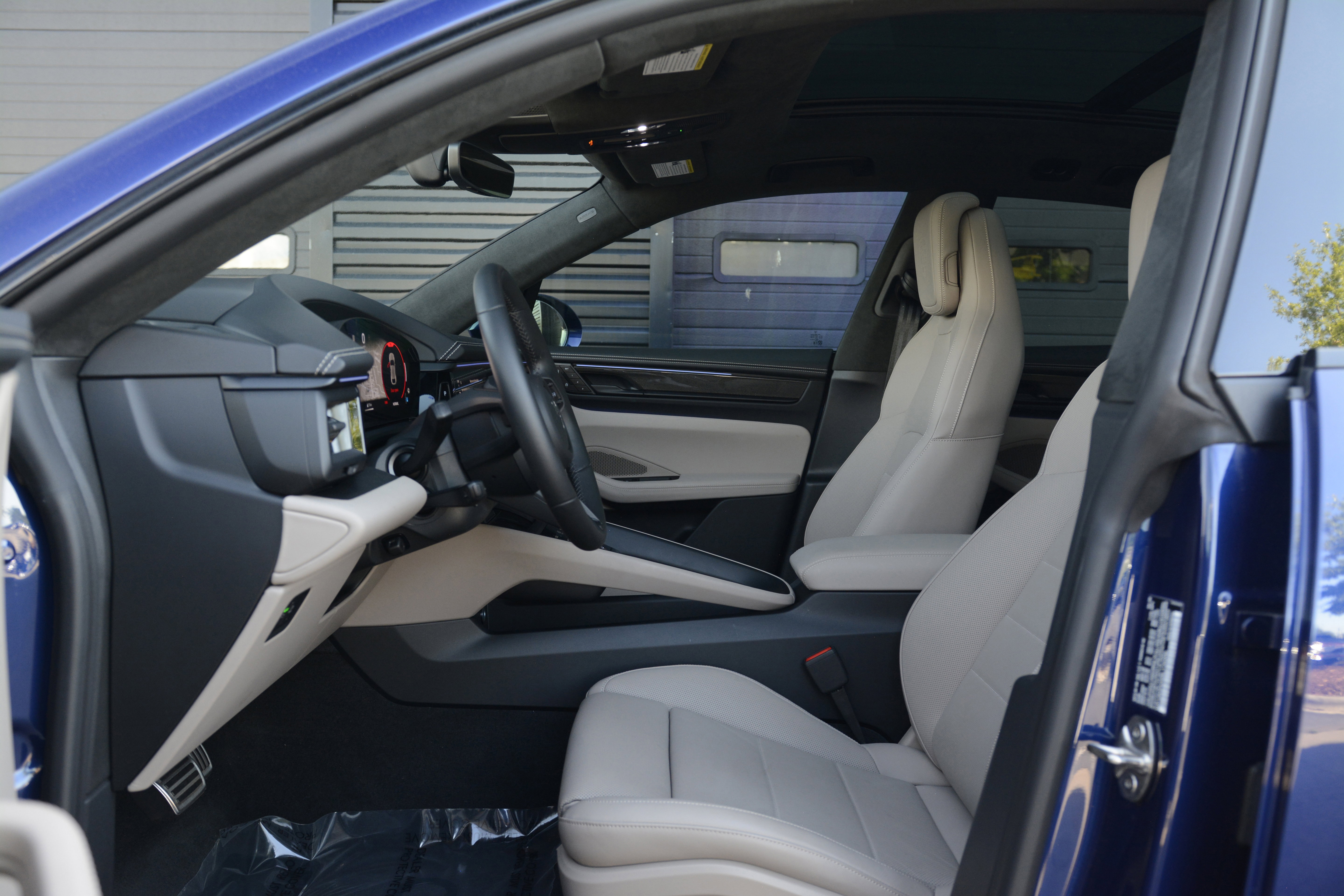 Certified 2025 Porsche Macan Turbo Electric AWD/4WD image 14