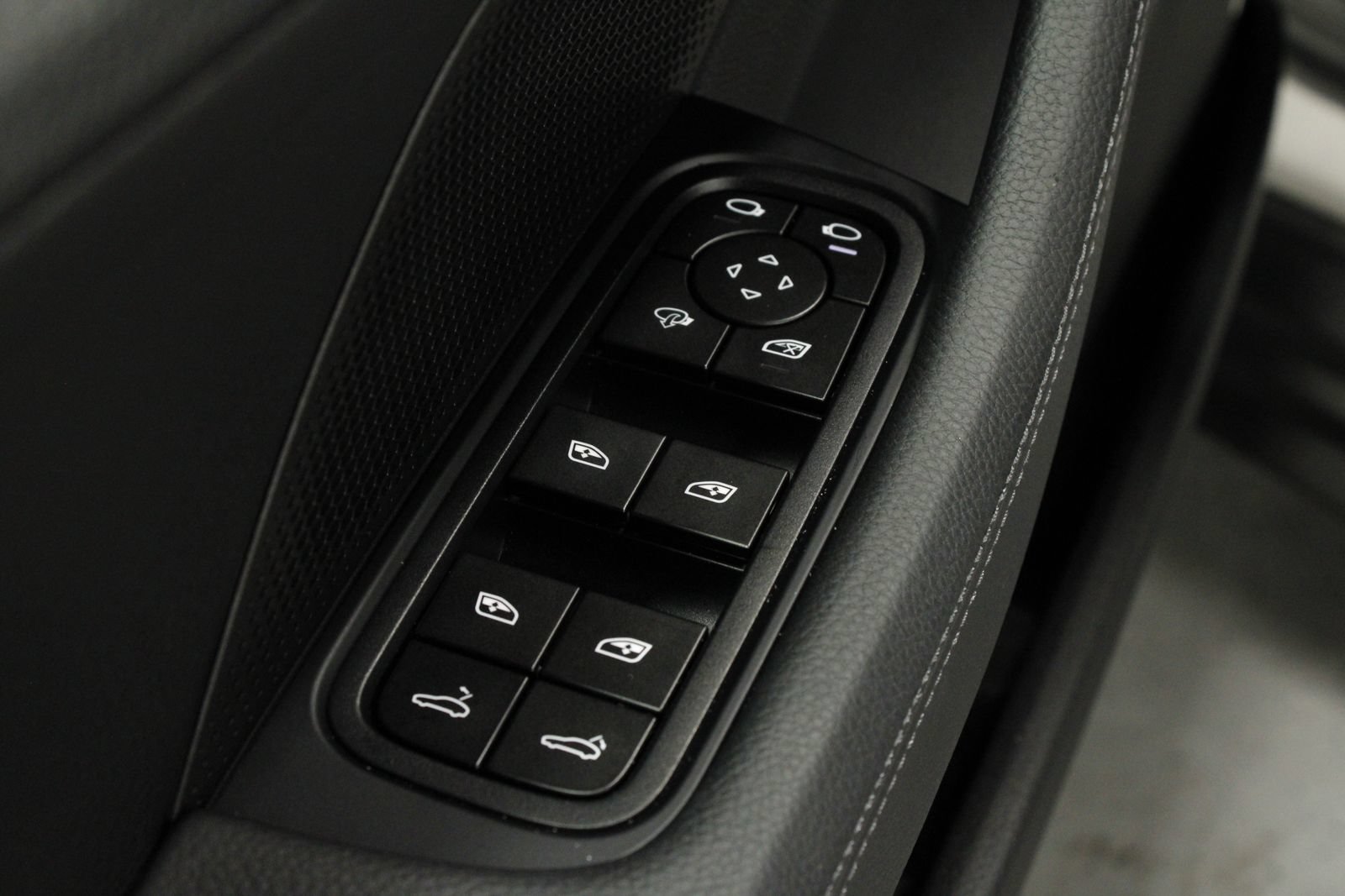 Certified 2025 Porsche Panamera 4 AWD/4WD image 31