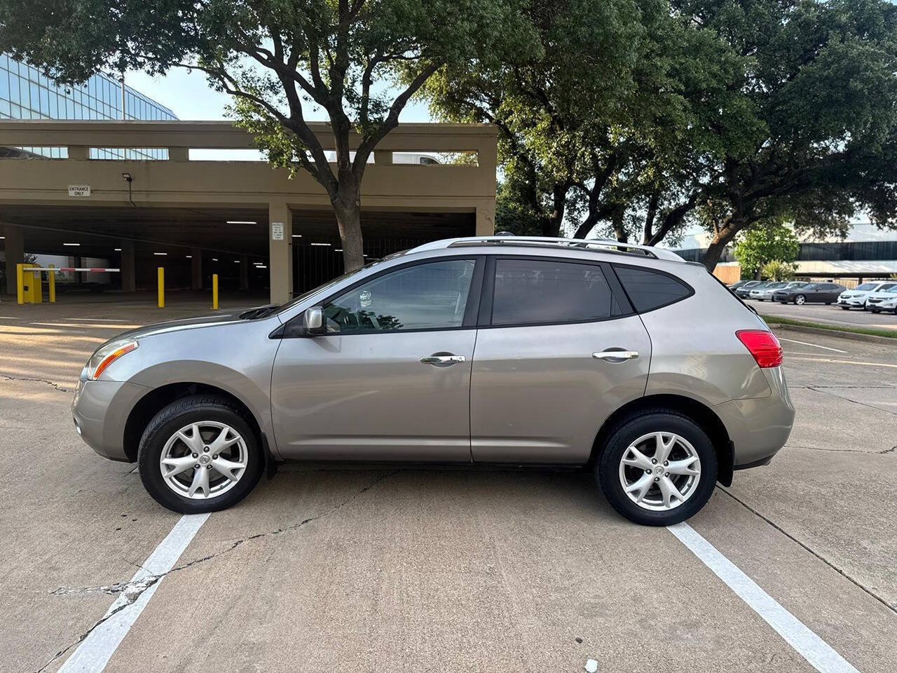 Used 2010 Nissan Rogue SL w/ Premium Pkg AWD/4WD image 2