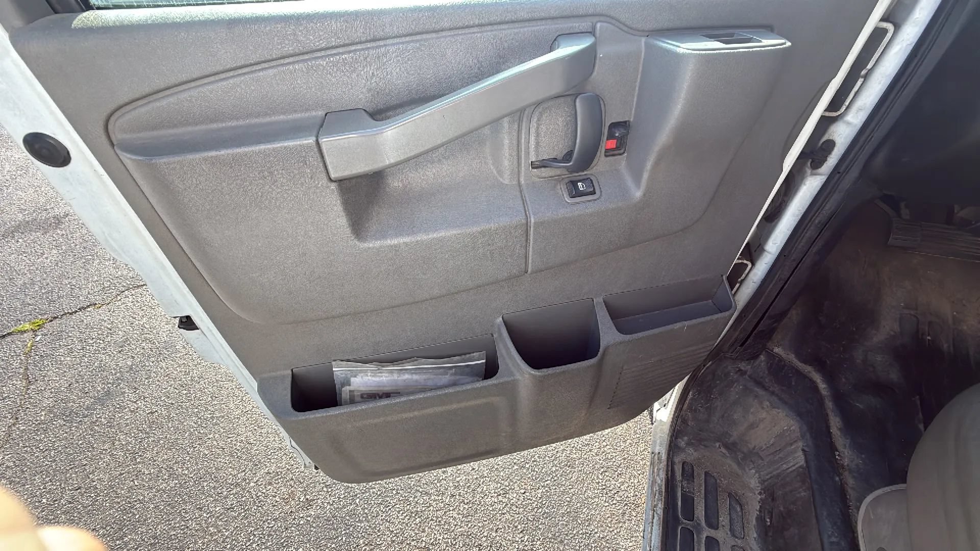 Used 2017 GMC Savana 3500 Extended RWD image 9