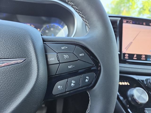 Used 2025 Chrysler Pacifica Limited FWD image 18