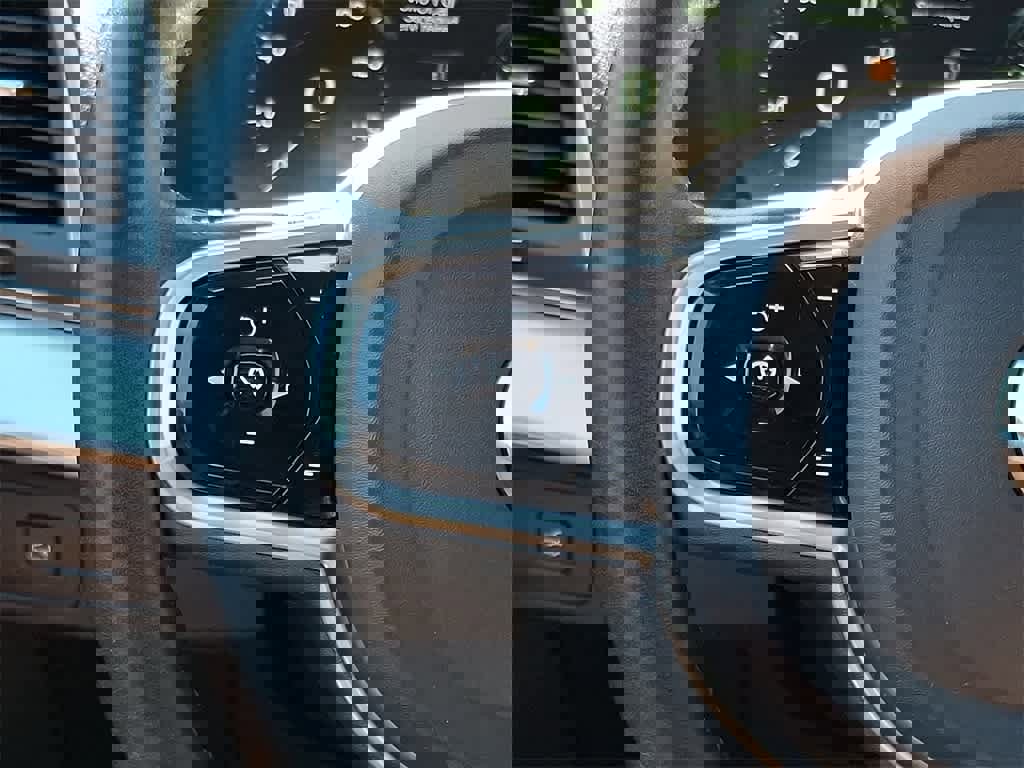 Used 2018 Volvo XC90 T6 Momentum w/ Convenience Package image 19