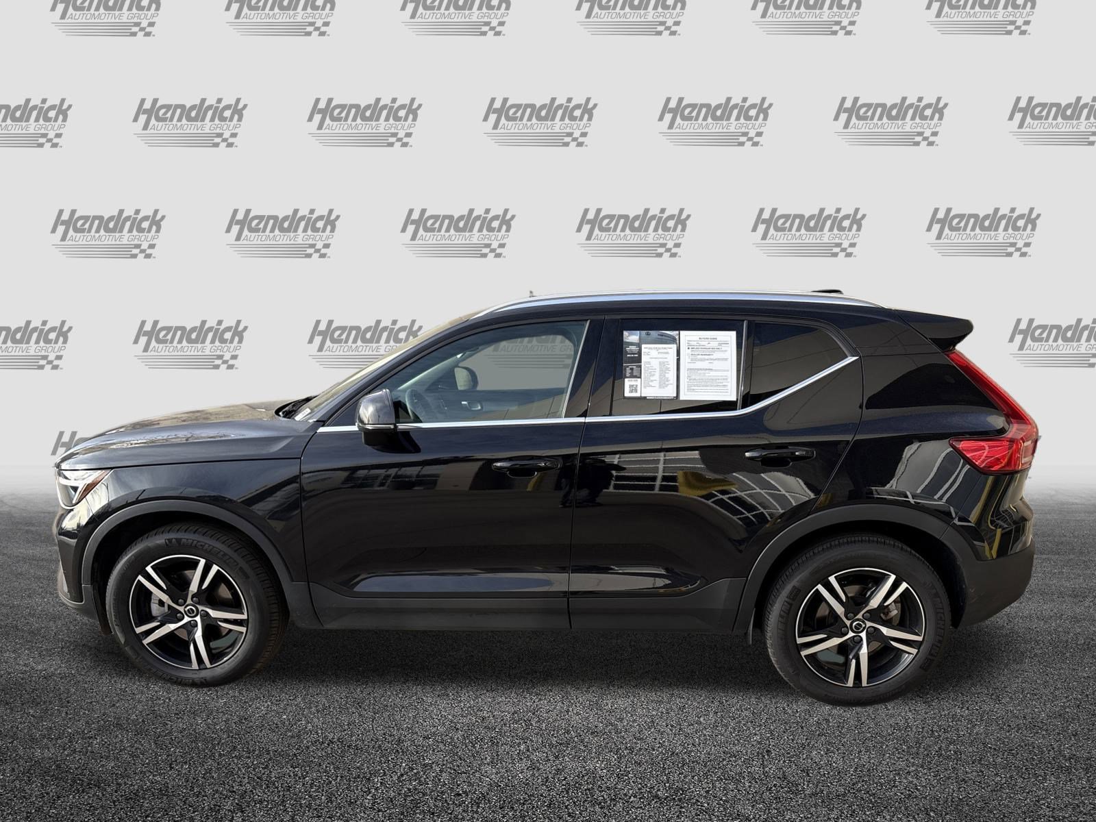 Used 2025 Volvo XC40 B5 Core image 7