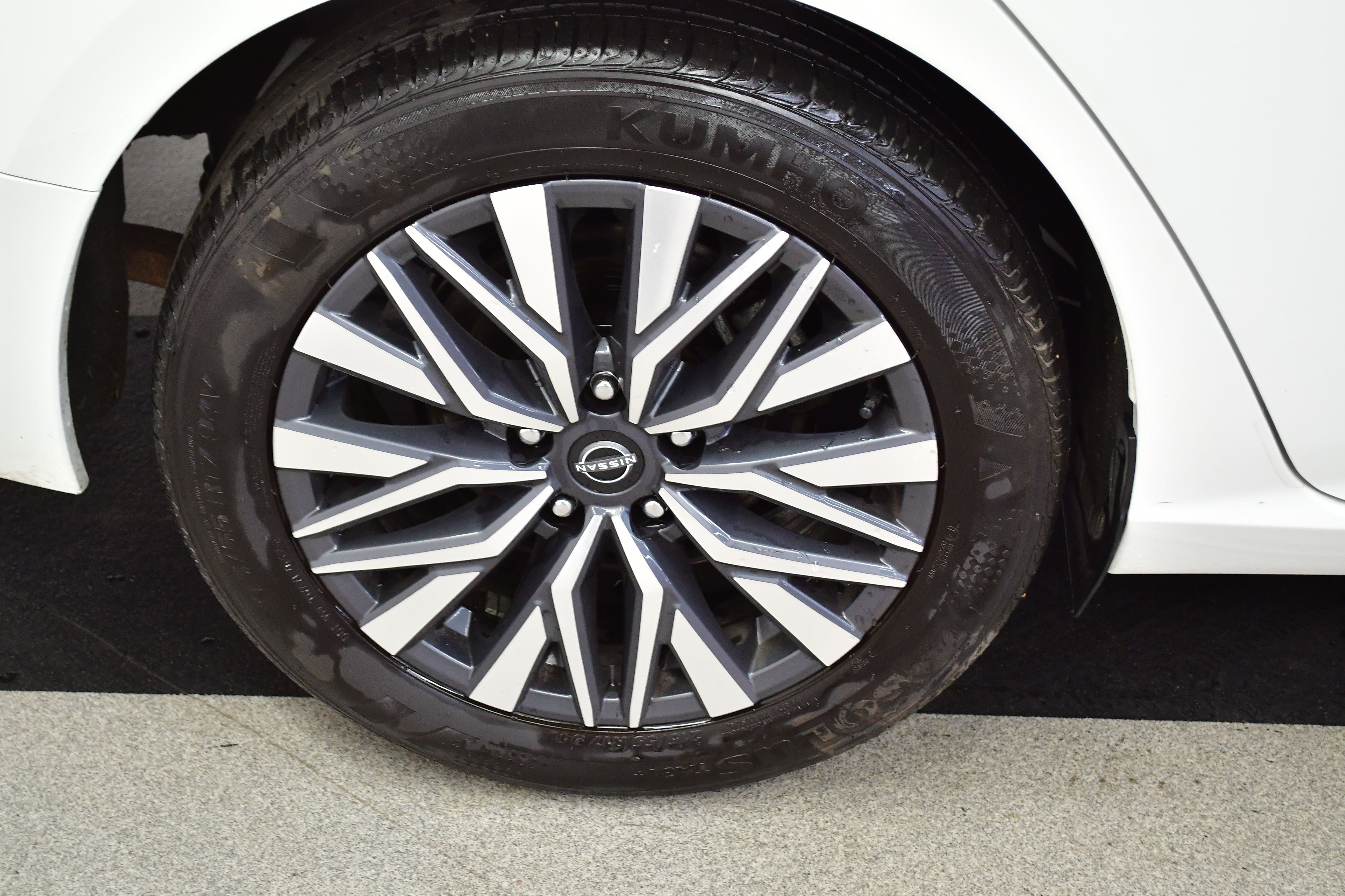 Used 2025 Nissan Altima 2.5 SV FWD image 34