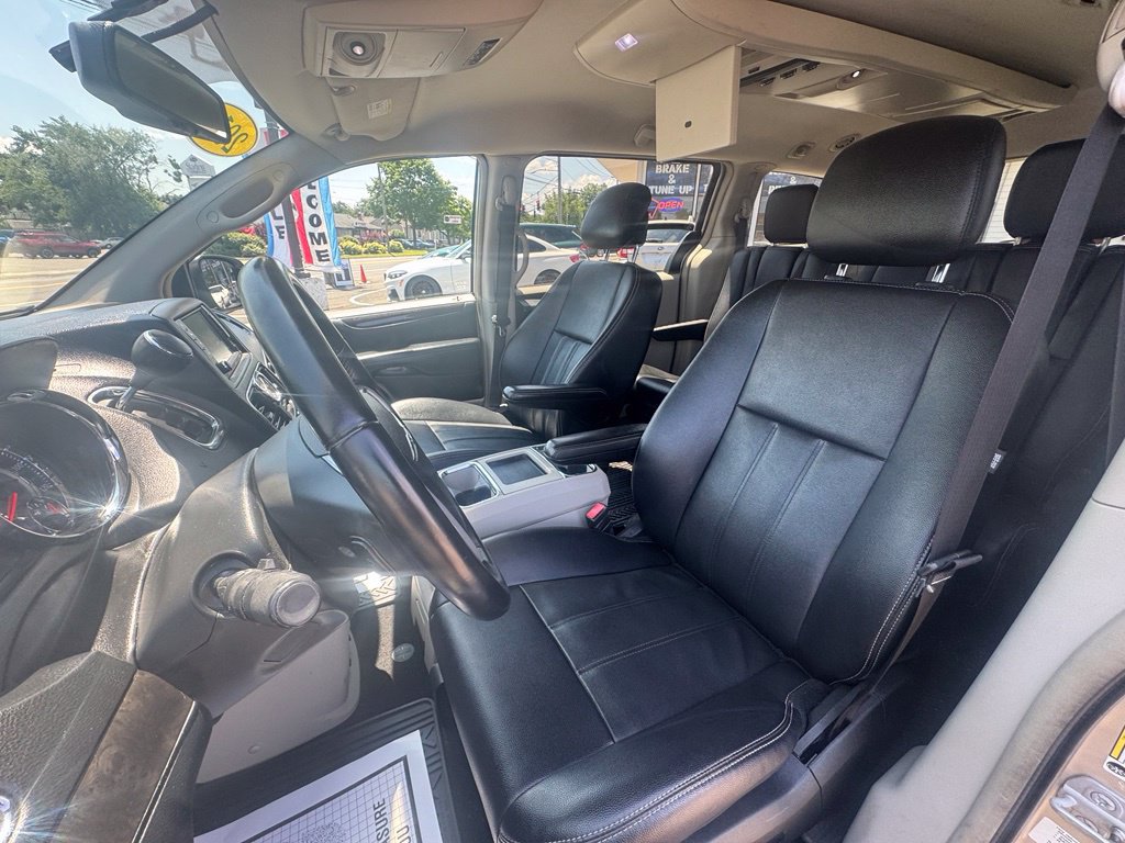 Used 2014 Chrysler Town & Country Touring FWD image 34