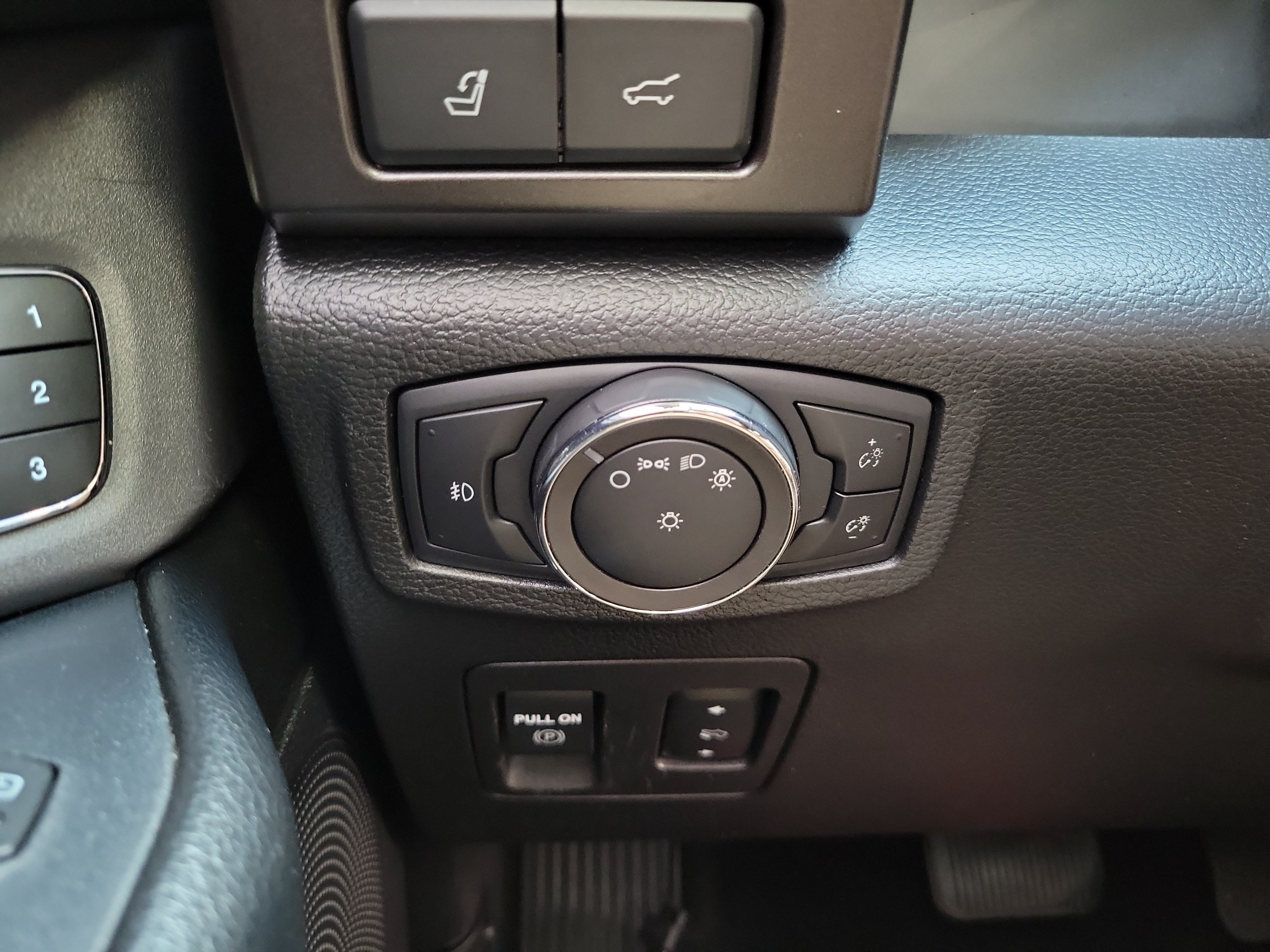 Used 2018 Ford Expedition Limited RWD image 25