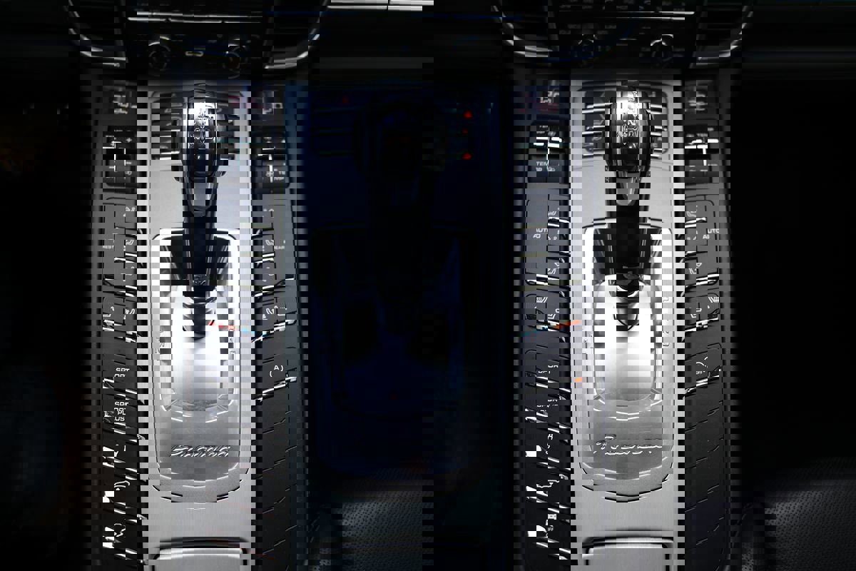 Used 2015 Porsche Panamera S image 29