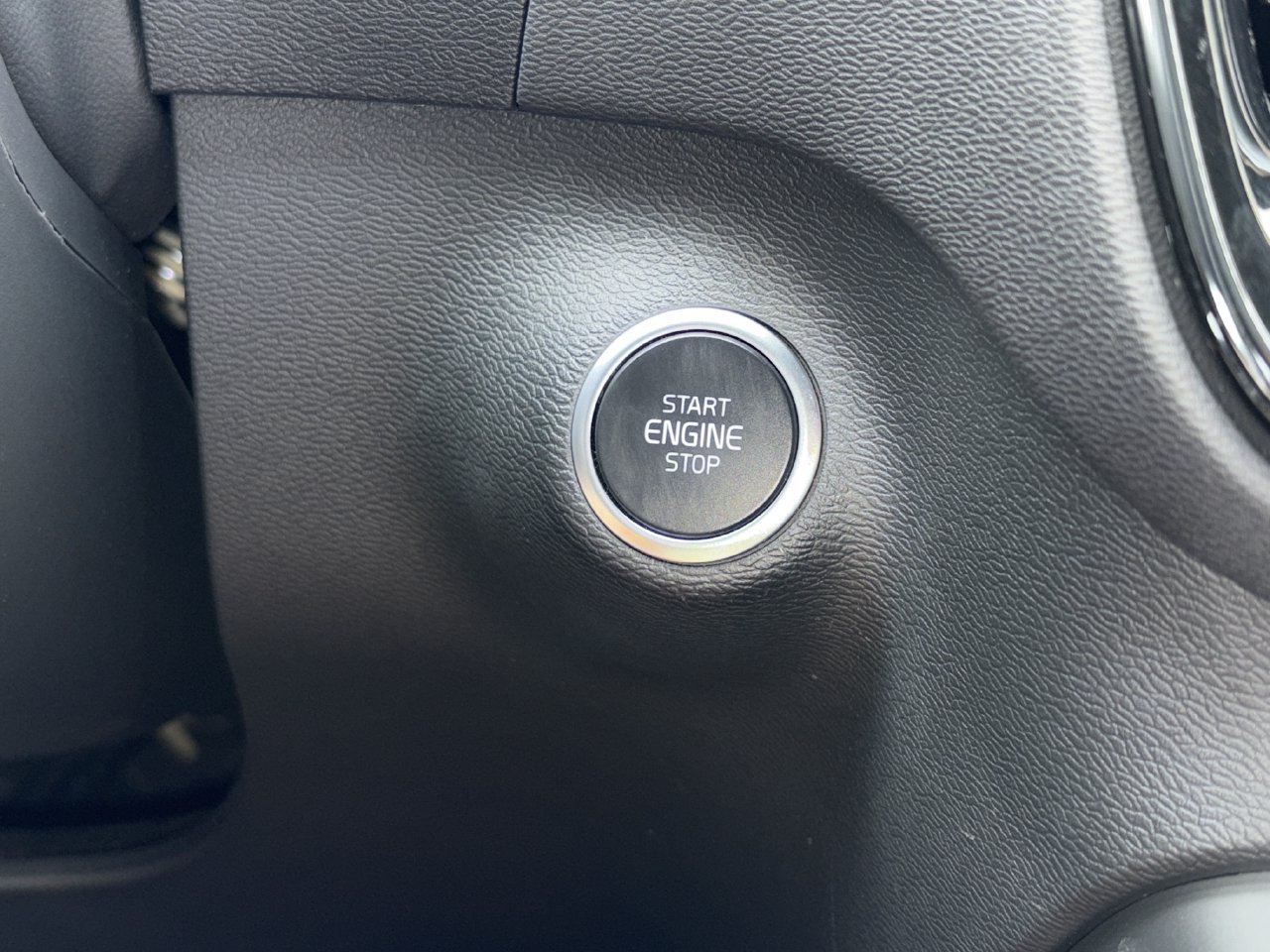 Used 2025 Volvo XC40 B5 Core AWD/4WD image 7