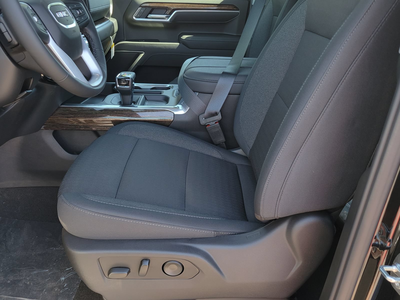 New 2026 GMC Sierra 1500 Elevation w/ X31 Off-Road Package AWD/4WD image 6