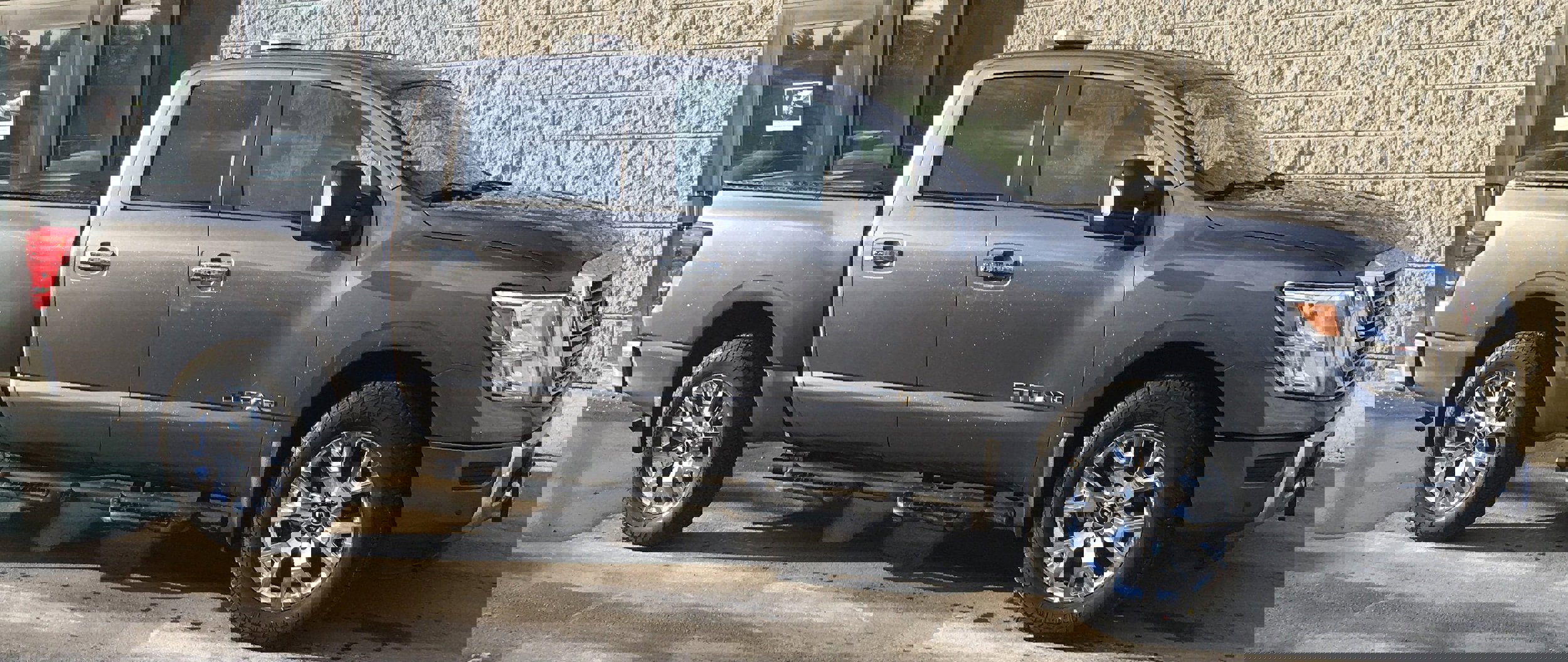 Used 2024 Nissan Titan SV w/ SV Convenience Package image 3