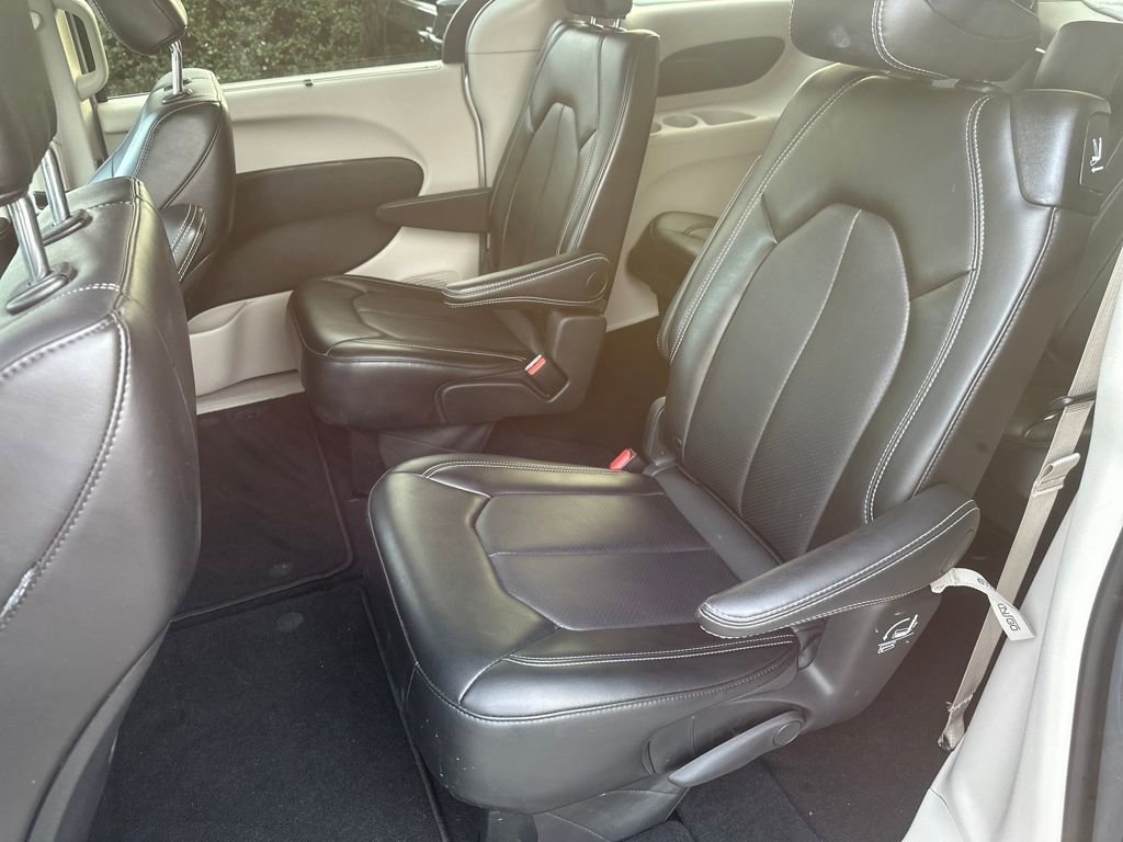Used 2024 Chrysler Pacifica Touring-L image 13