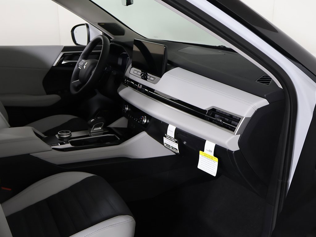 New 2025 Mitsubishi Outlander SE image 28
