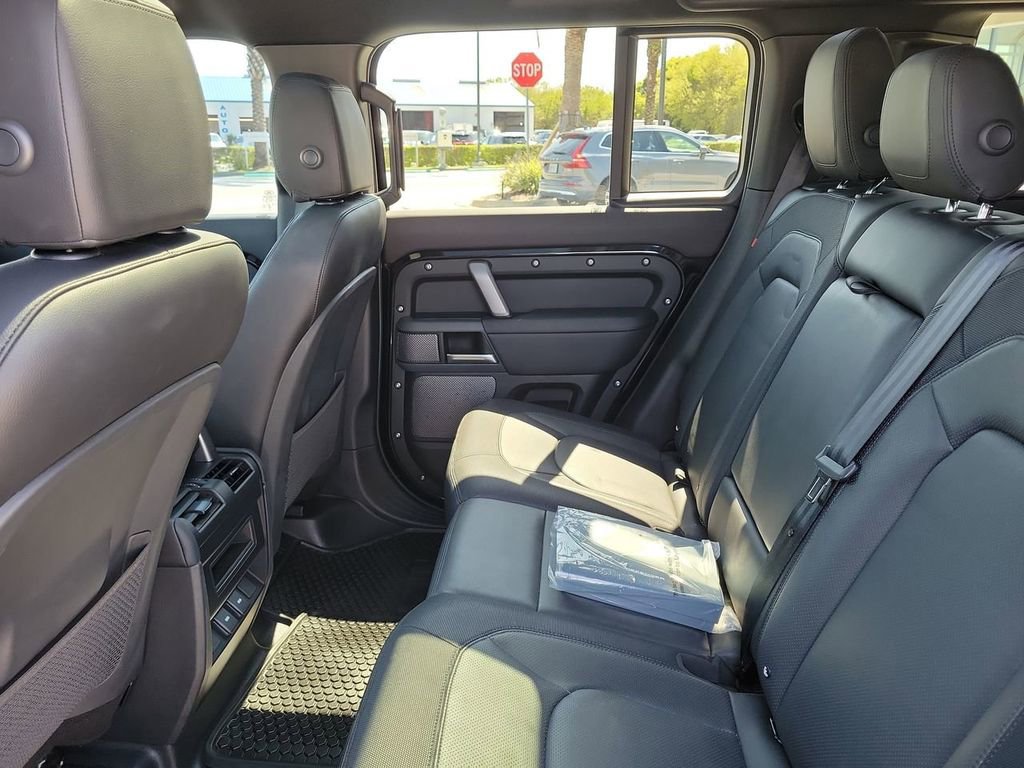 Used 2024 Land Rover Defender 110 X-Dynamic SE image 15