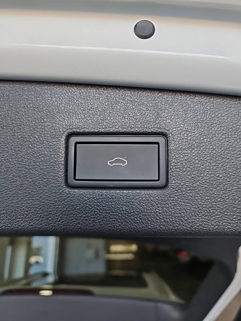 Used 2024 Volkswagen Tiguan SE w/ Panoramic Sunroof Package image 19