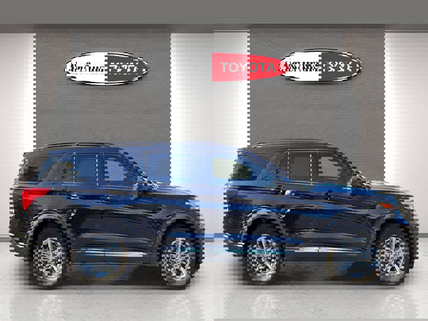 Used 2024 Ford Explorer XLT image 5