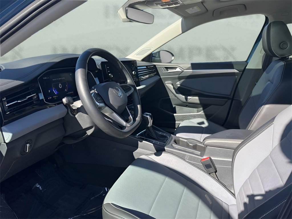 Used 2025 Volkswagen Jetta SE image 9