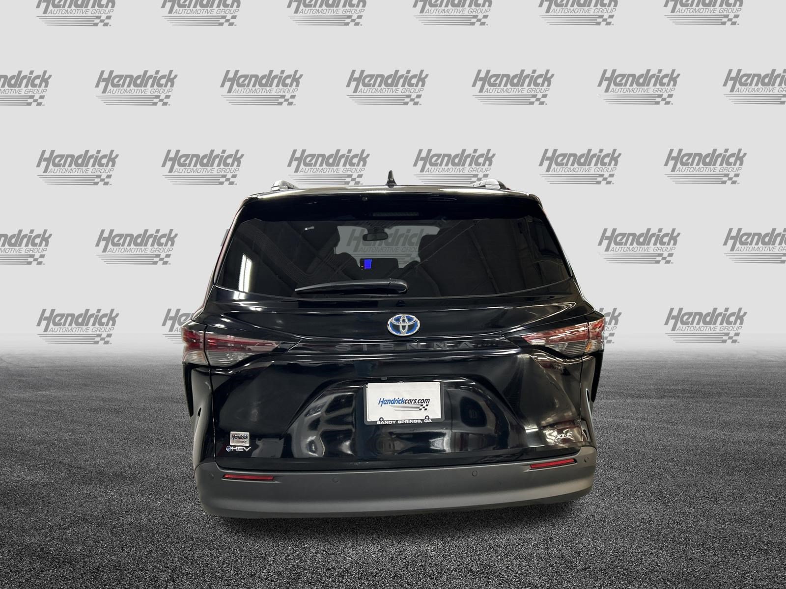 Certified 2025 Toyota Sienna XLE FWD image 9