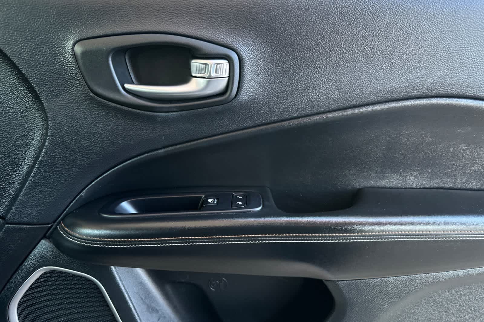 Used 2018 Jeep Compass Latitude w/ Popular Equipment Group FWD image 19