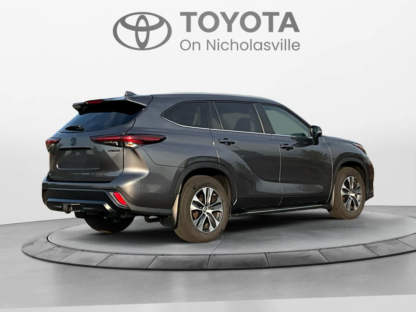 Used 2024 Toyota Highlander XLE AWD/4WD image 5