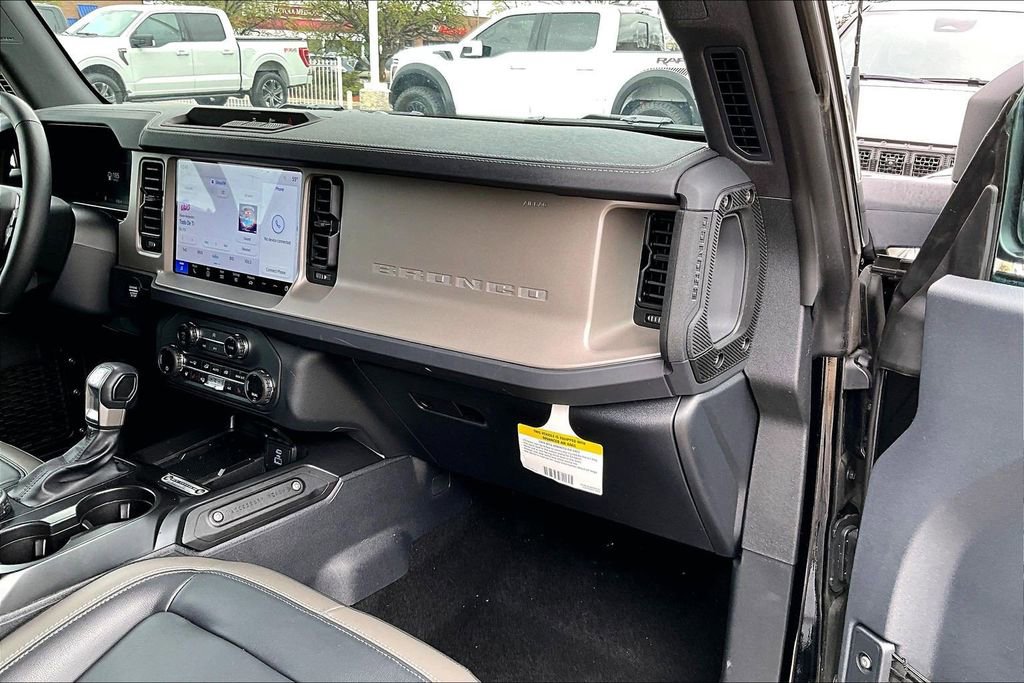 Certified 2025 Ford Bronco Outer Banks w/ Black Appearance Package AWD/4WD image 15