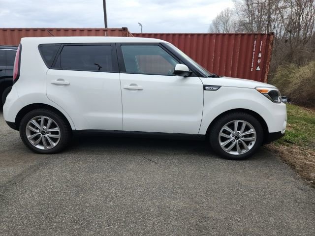 Used 2017 Kia Soul + image 3