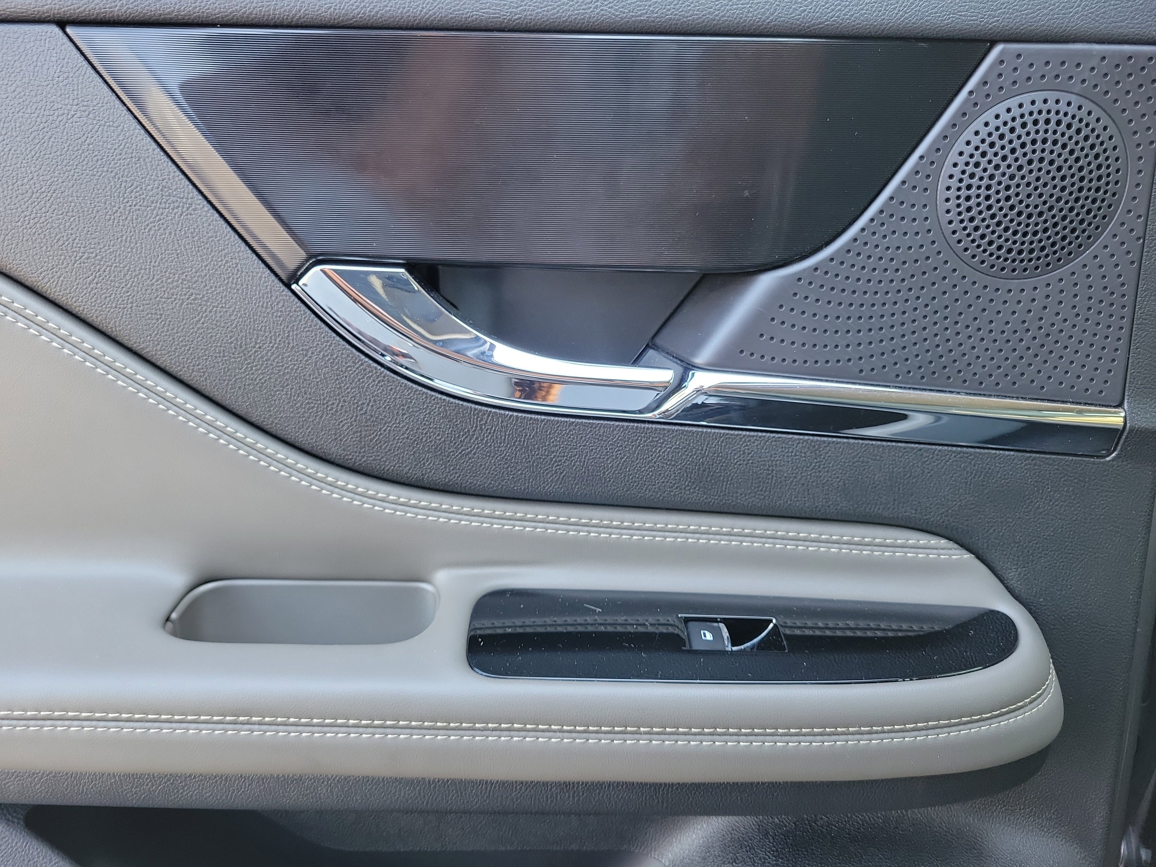 Certified 2024 Lincoln Corsair AWD w/ Equipment Group 101A image 14