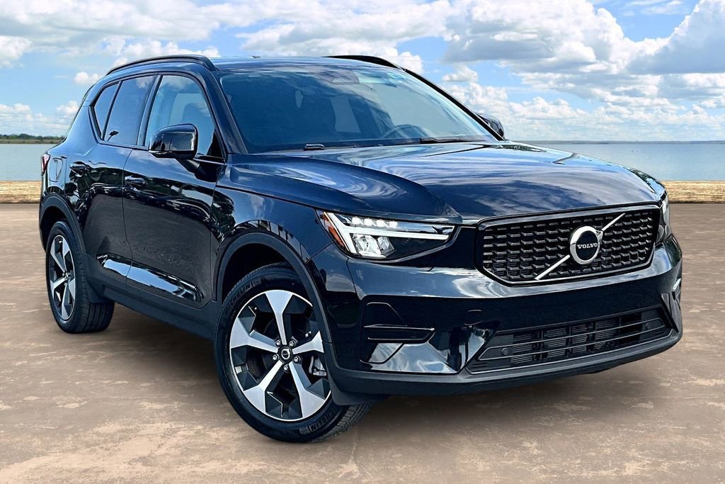 Used 2024 Volvo XC40 B5 Core AWD/4WD image 3