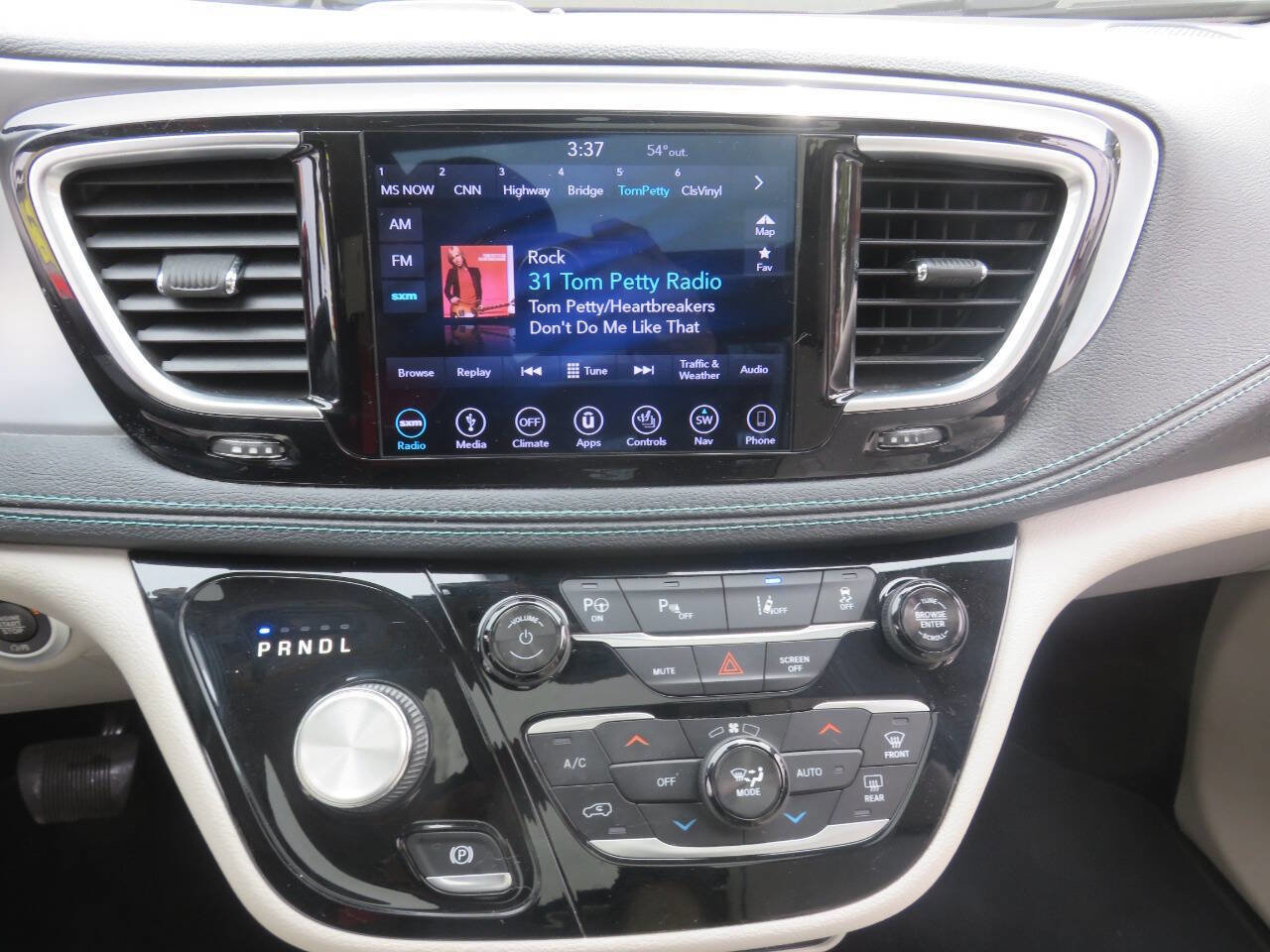 Used 2018 Chrysler Pacifica Limited w/ Advanced Safetytec Group FWD image 21