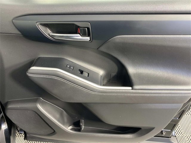 Used 2022 Toyota Highlander XLE image 29