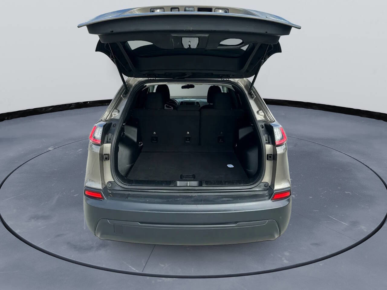 Used 2019 Jeep Cherokee Latitude w/ Popular Appearance Group image 9