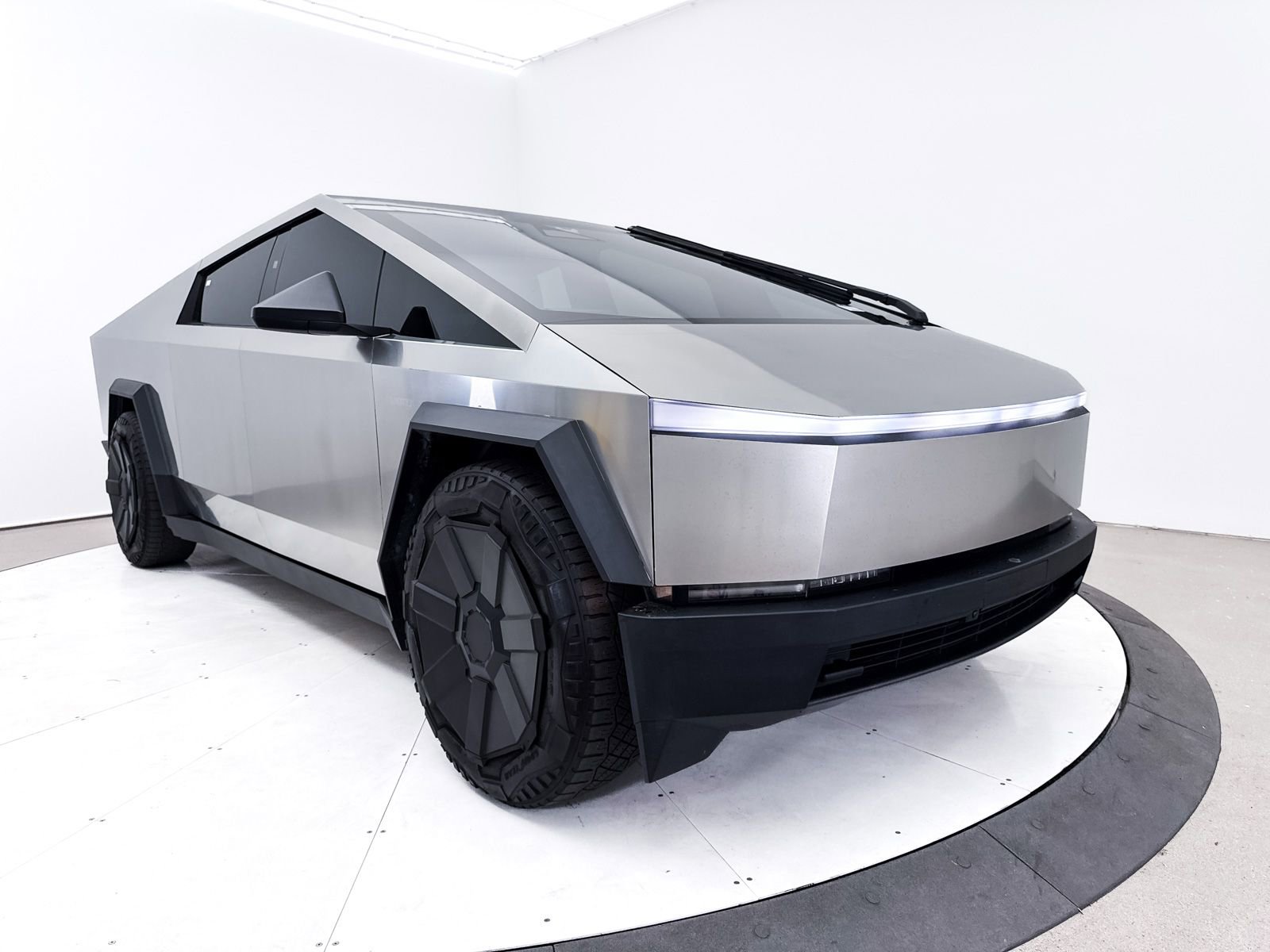 Used 2024 Tesla Cybertruck AWD Crew Cab image 10