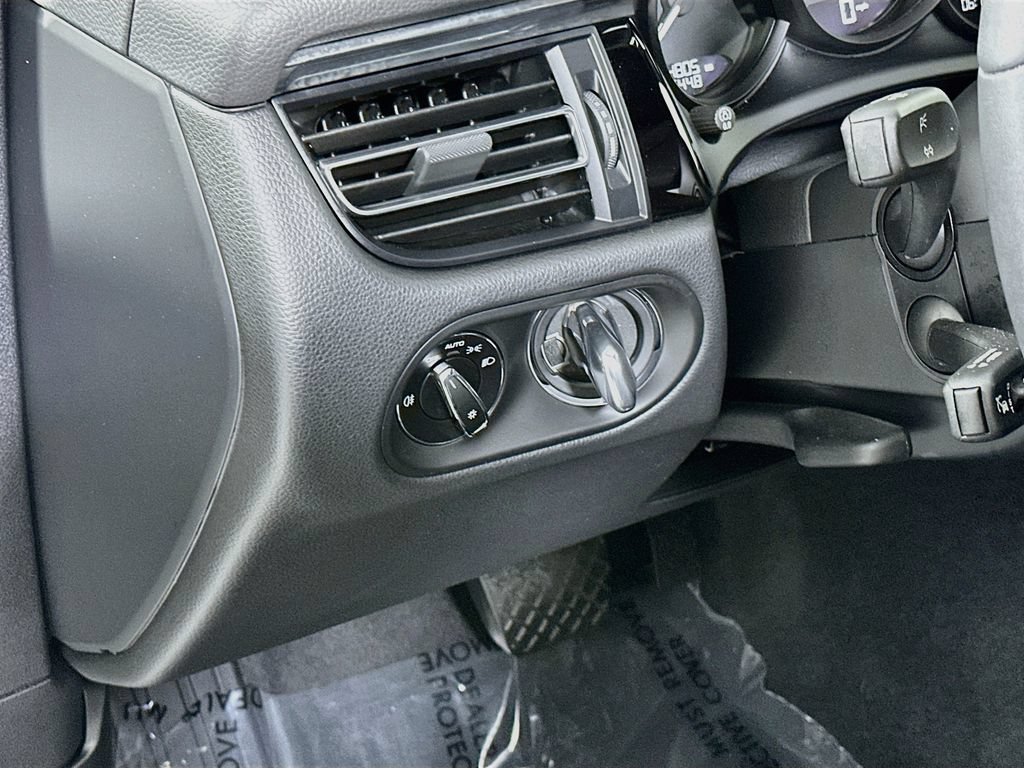 Certified 2026 Porsche Macan AWD/4WD image 11