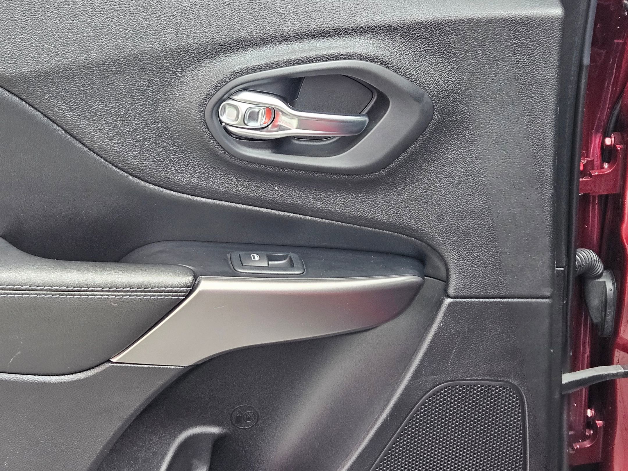 Used 2019 Jeep Cherokee Latitude Plus FWD image 24