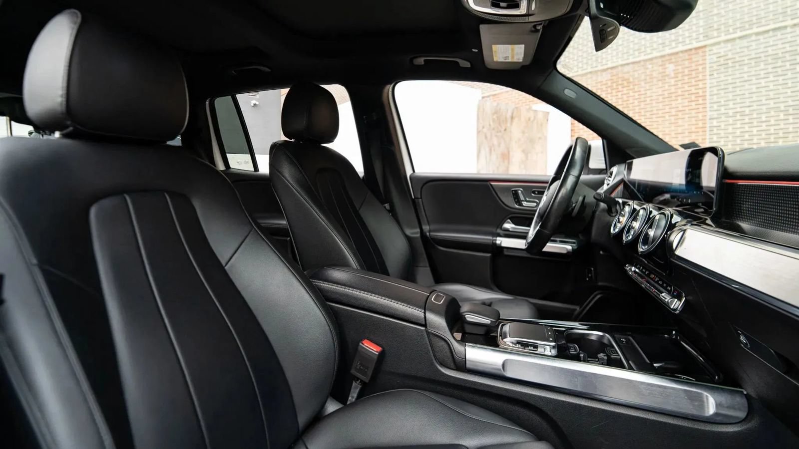 Used 2020 Mercedes-Benz GLB 250 4MATIC w/ Premium Package image 11