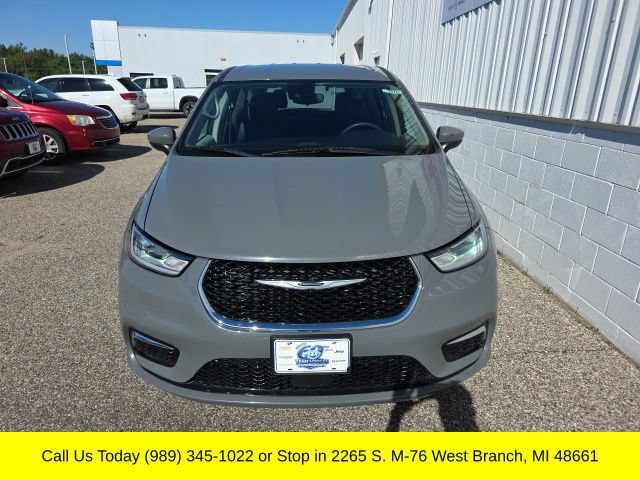 Used 2023 Chrysler Pacifica Touring-L FWD image 4