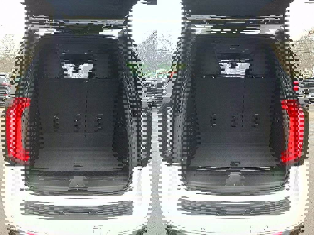 Certified 2024 GMC Yukon SLT w/ SLT Luxury Package image 31